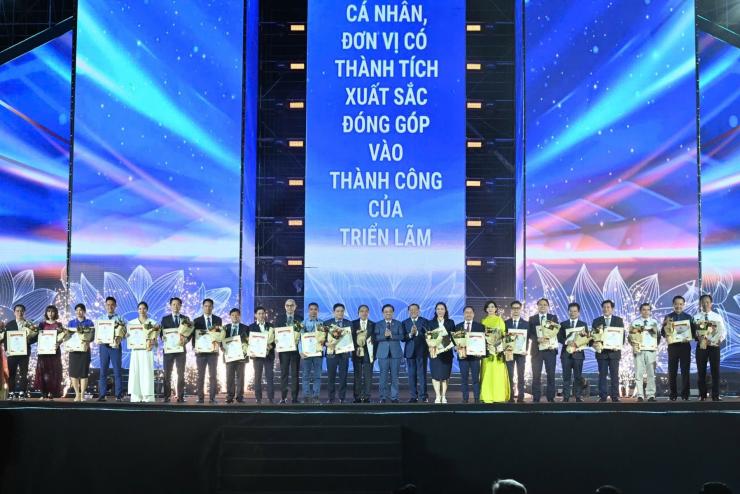 TẬP ĐOÀN ĐIỆN LỰC VIỆT NAM ĐƯỢC GIẢI THƯỞNG KHÔNG GIAN TRƯNG BÀY TIÊU BIỂU TẠI TRIỂN LÃM THÀNH TỰU ĐẤT NƯỚC NHÂN DỊP KỶ NIỆM 80 NĂM QUỐC KHÁNH